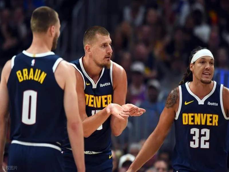 哥俩好!王钰栋评论蒯纪闻社媒 真帅兄弟;后者回复 你不在太孤单